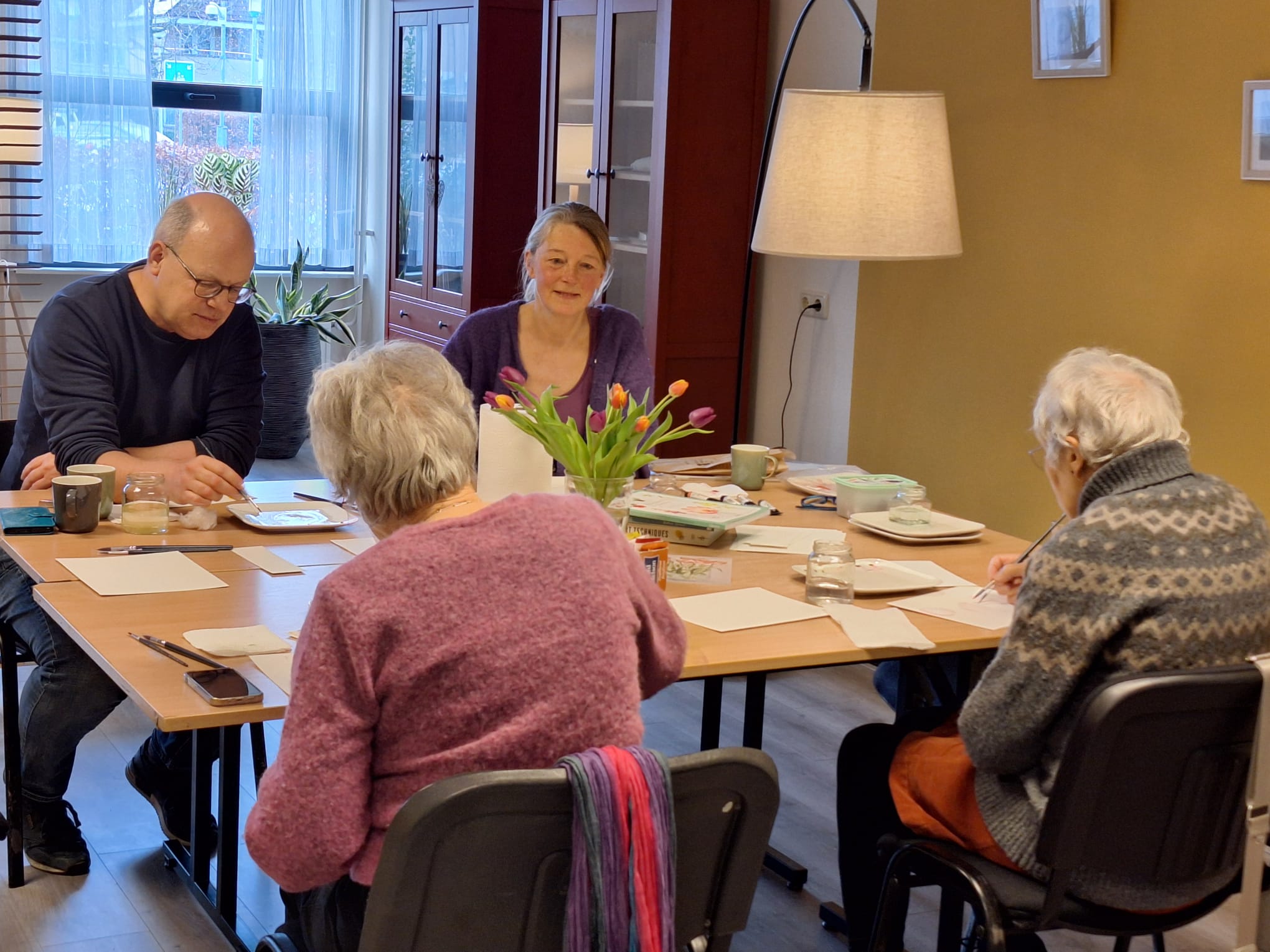 Creatieve activiteit in het centrum, aquarellen en samen bezig zijn