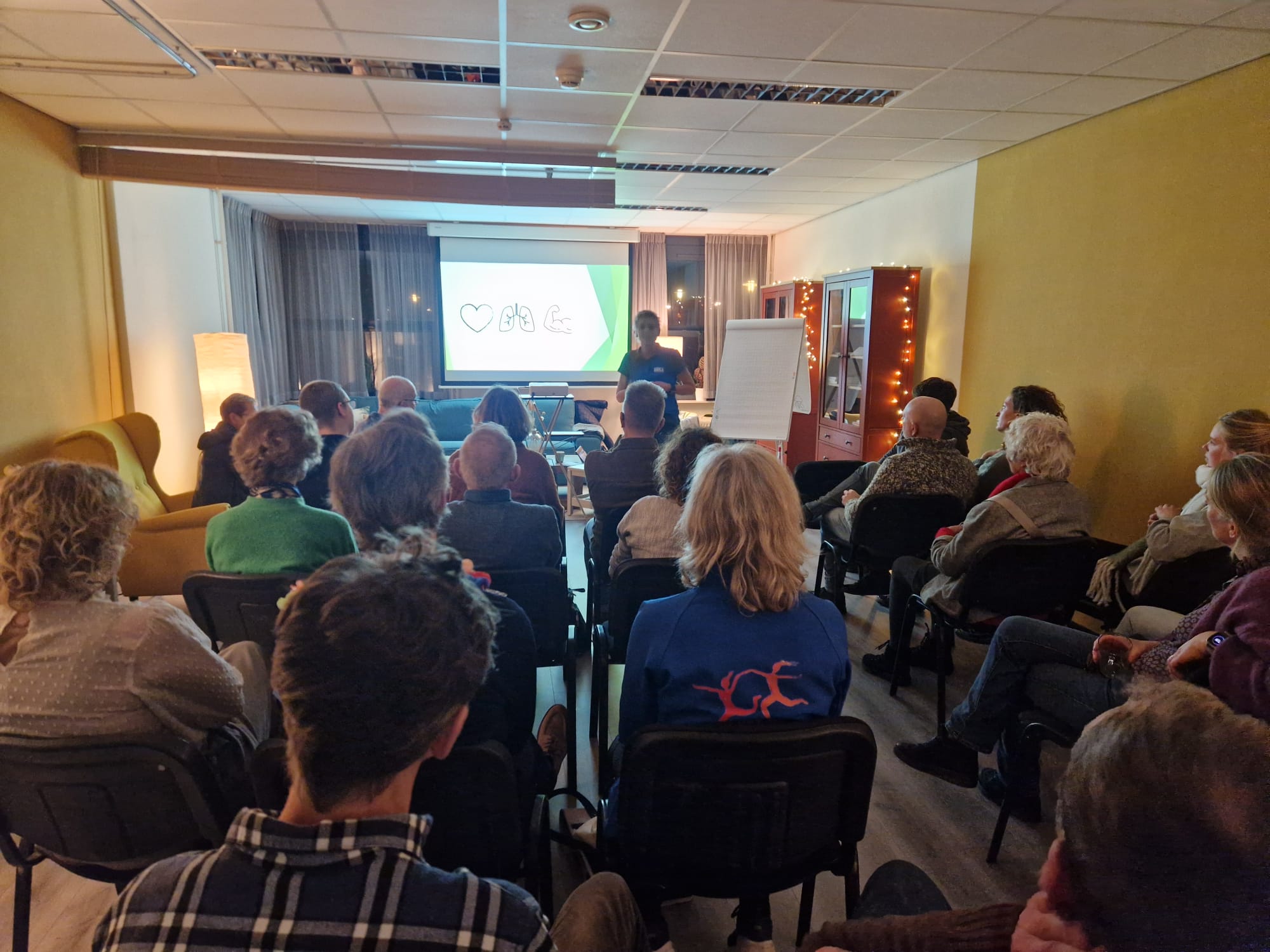 Deelnemers tijdens een informatieavond waarin kennis gedeeld wordt en kracht ervaren wordt