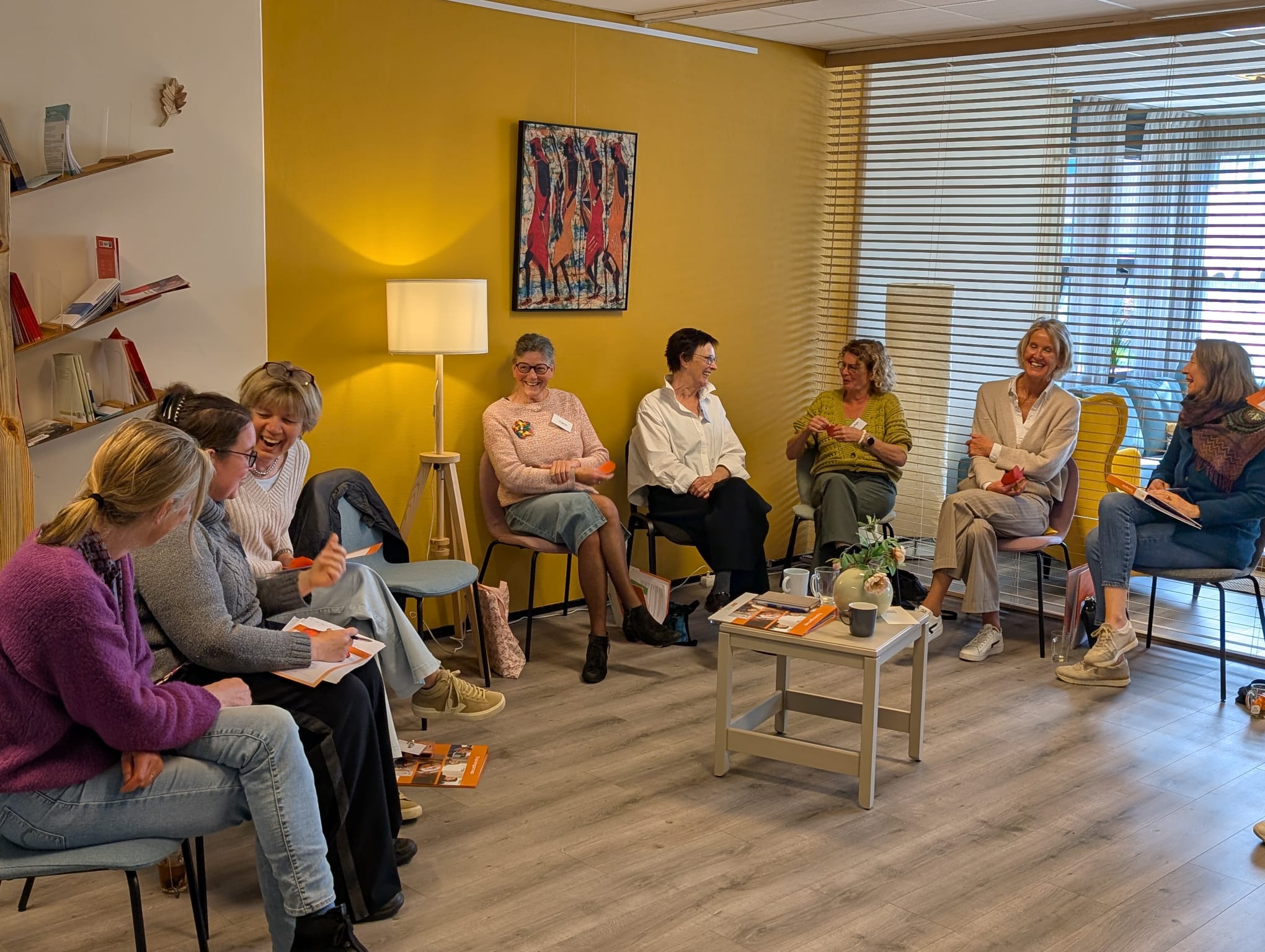 Deelnemers in een ontspannen scholingsmoment