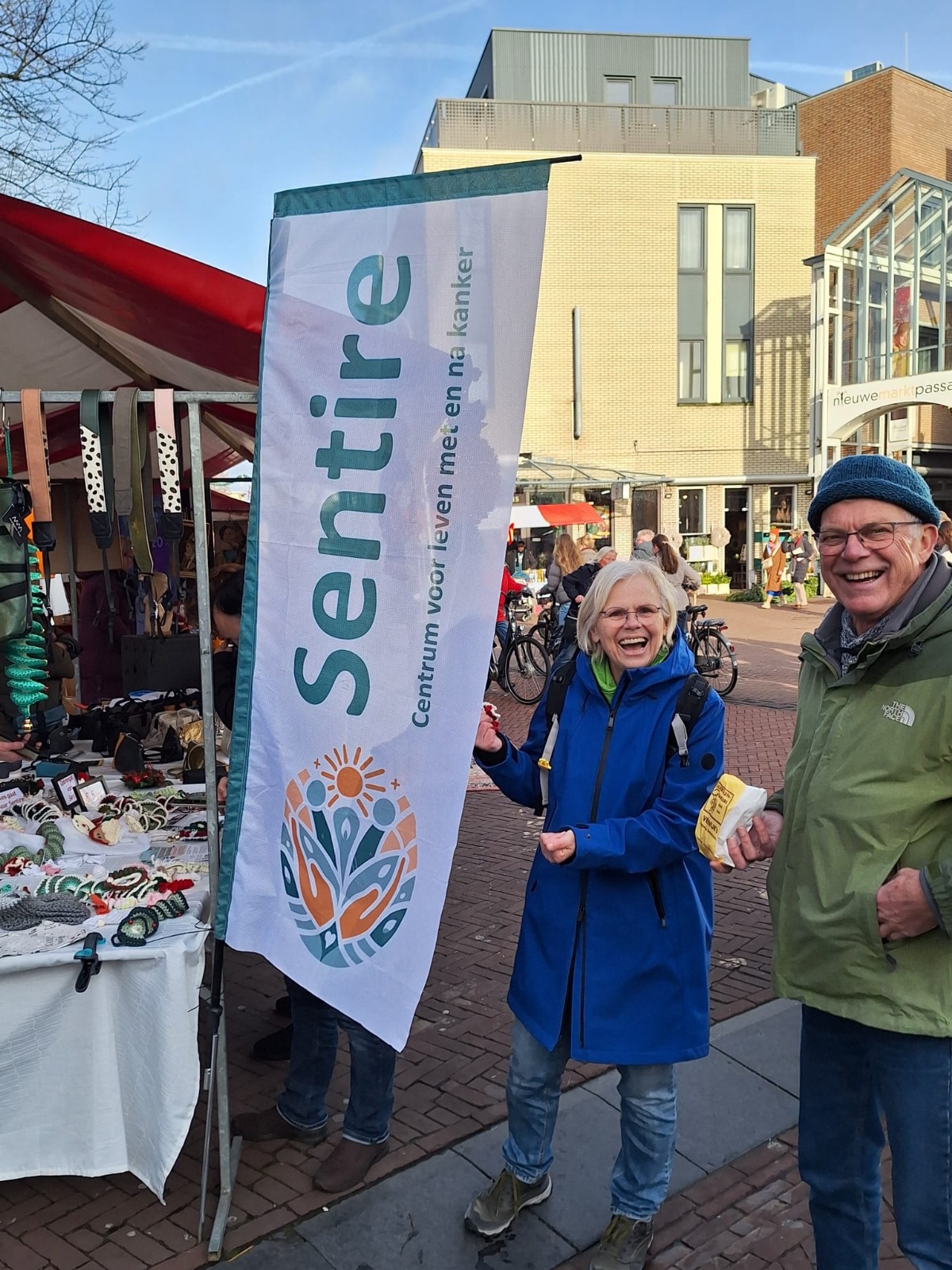Vrijwilligers van Sentire zichtbaar op de markt in Gouda